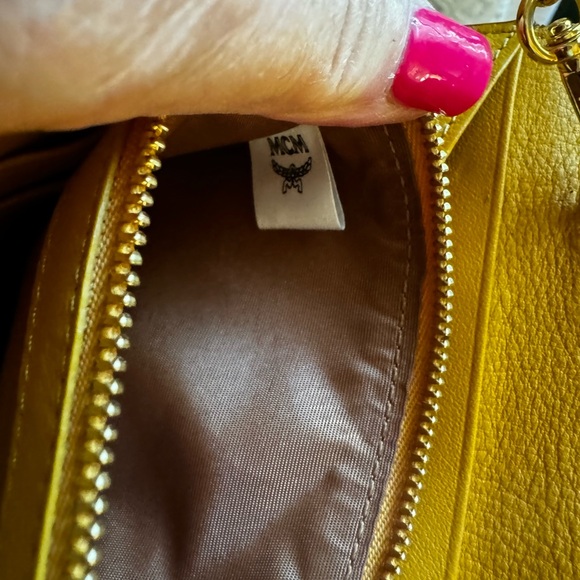 MCM Crossbody Wallet with removable gold chain. - Picture 3 of 15